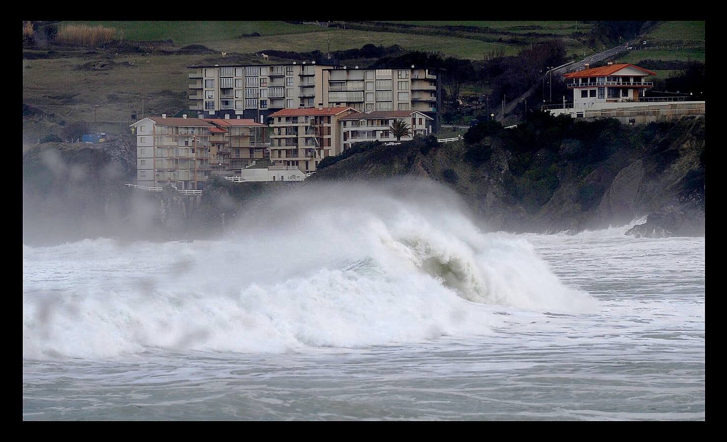 El fuerte oleaje ha dejado su huella en algunos arenales, como el de Ereaga, y también estampas impresionantes del mar embravecido