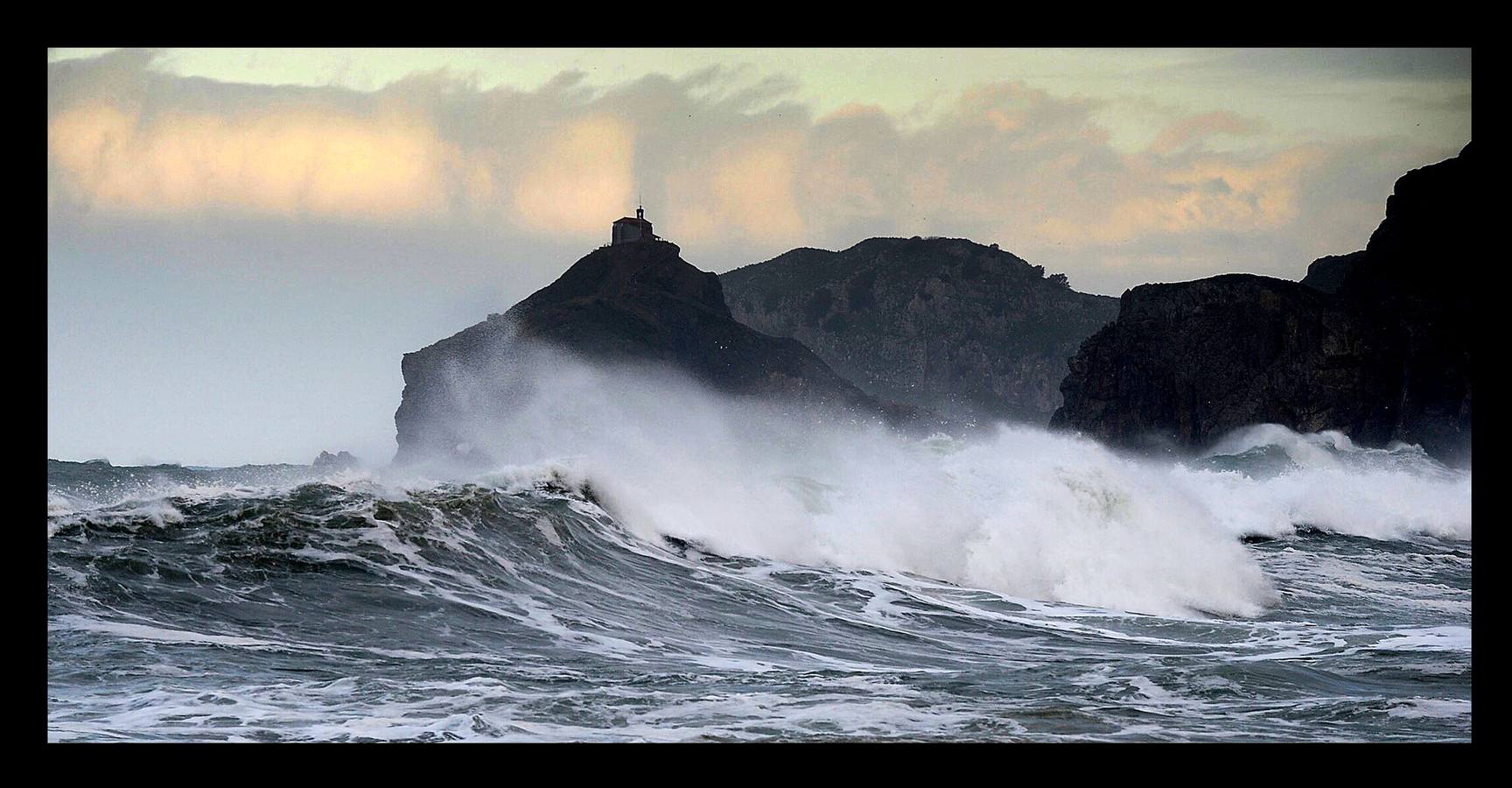El fuerte oleaje ha dejado su huella en algunos arenales, como el de Ereaga, y también estampas impresionantes del mar embravecido