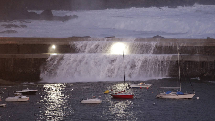 El fuerte oleaje ha dejado su huella en algunos arenales, como el de Ereaga, y también estampas impresionantes del mar embravecido