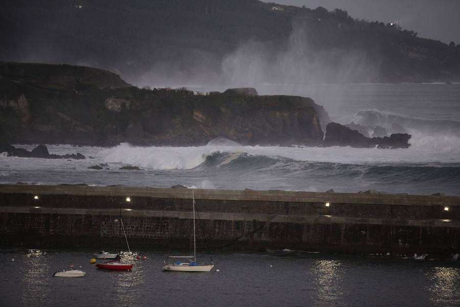El fuerte oleaje ha dejado su huella en algunos arenales, como el de Ereaga, y también estampas impresionantes del mar embravecido