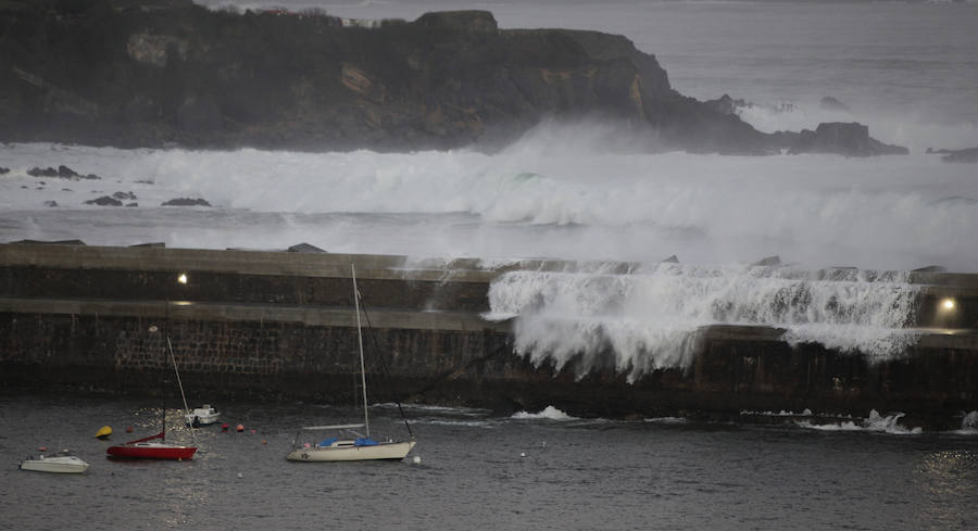 El fuerte oleaje ha dejado su huella en algunos arenales, como el de Ereaga, y también estampas impresionantes del mar embravecido