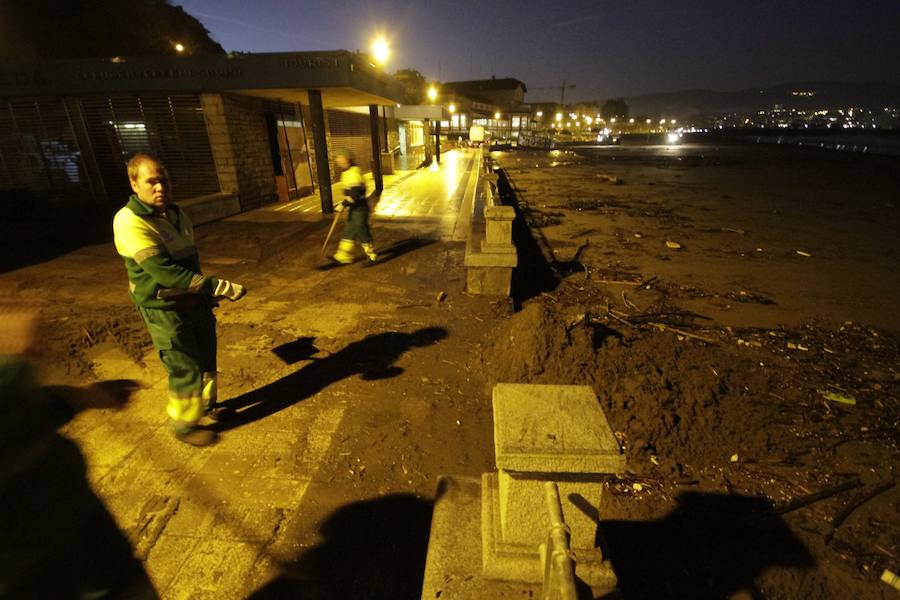 El fuerte oleaje ha dejado su huella en algunos arenales, como el de Ereaga, y también estampas impresionantes del mar embravecido