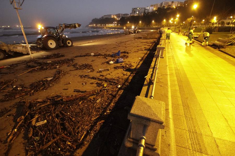 El fuerte oleaje ha dejado su huella en algunos arenales, como el de Ereaga, y también estampas impresionantes del mar embravecido