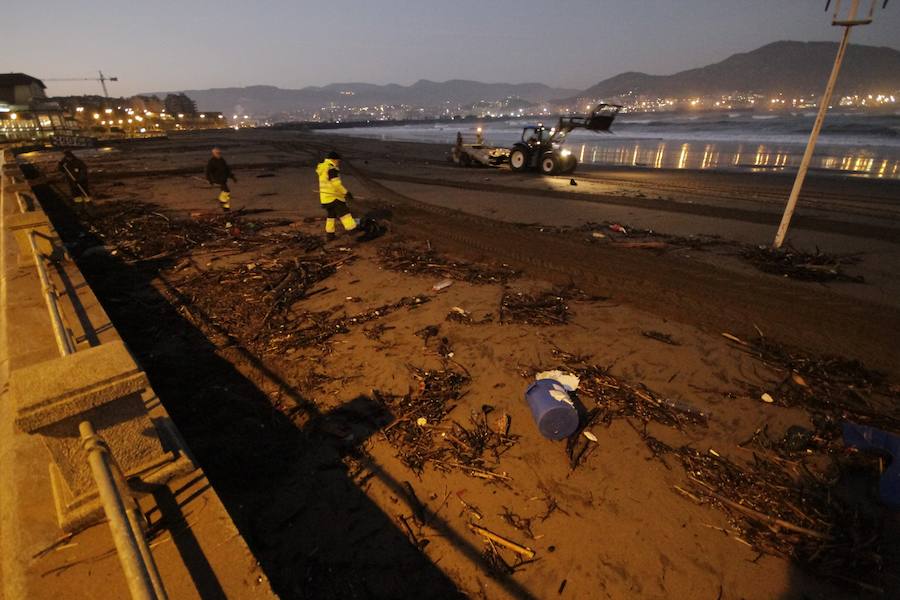 El fuerte oleaje ha dejado su huella en algunos arenales, como el de Ereaga, y también estampas impresionantes del mar embravecido