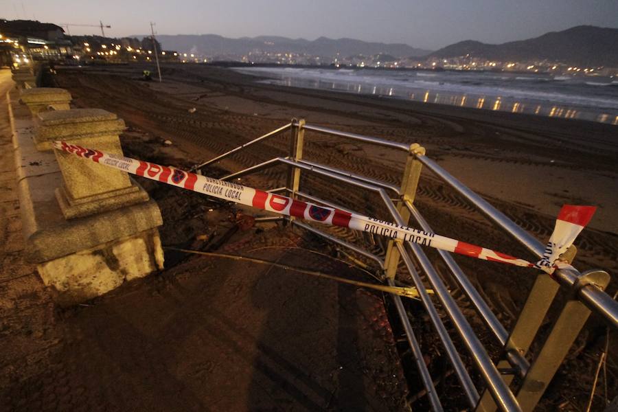 El fuerte oleaje ha dejado su huella en algunos arenales, como el de Ereaga, y también estampas impresionantes del mar embravecido