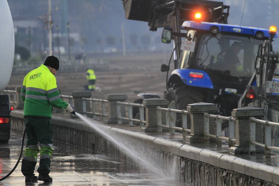 El fuerte oleaje ha dejado su huella en algunos arenales, como el de Ereaga, y también estampas impresionantes del mar embravecido