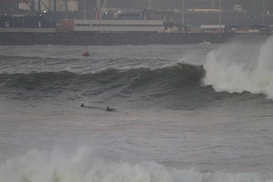 El fuerte oleaje ha dejado su huella en algunos arenales, como el de Ereaga, y también estampas impresionantes del mar embravecido