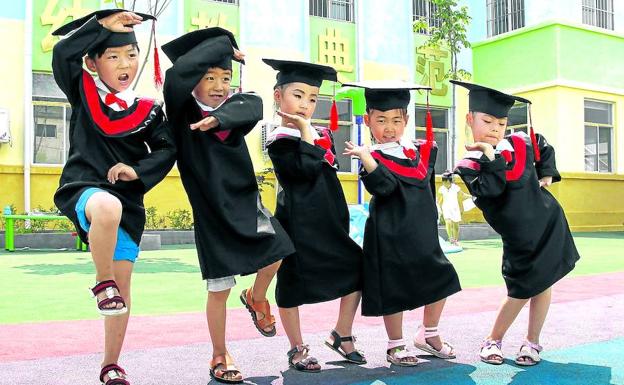 Un grupo de niños celebra su graduación en educación preescolar en un centro de Winxhan, en la provincia de Henan.