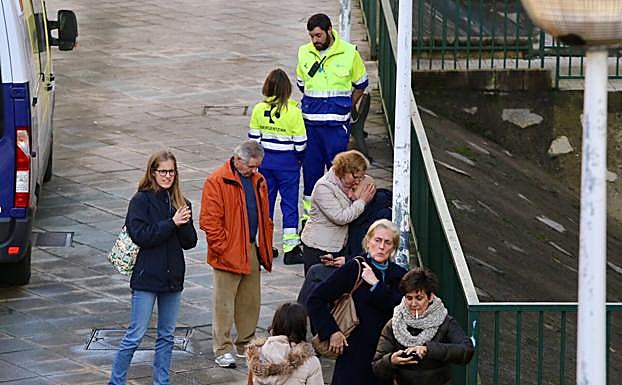 Imagen principal - El día después del doble crimen de Otxarkoaga: «Estamos llenos de miedo y rabia»