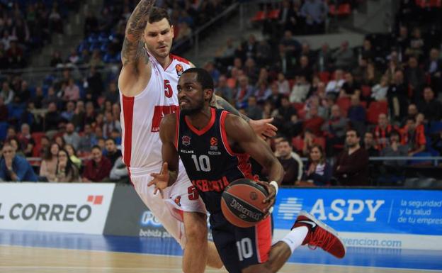 Beaubois conduce el balón durante el encuentro de Euroliga del viernes ante el Milán.