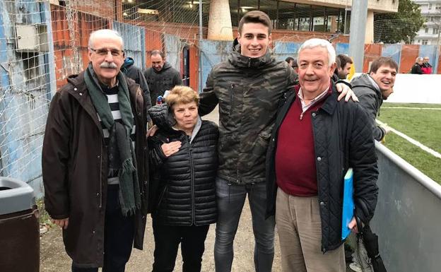 Kepa Arrizabalaga este sábado con en el campo del Aurrera de Ondarroa antes del partido contra el Erandio.