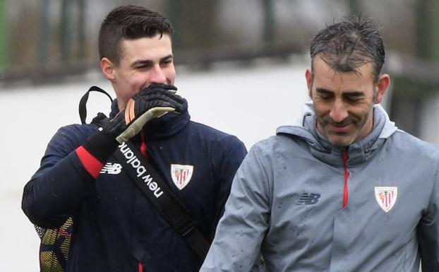 Kepa Arrizabalaga sonríe junto a Imanol Etxebarría el pasado día 2, cuando su continuidad estaba en el aire.