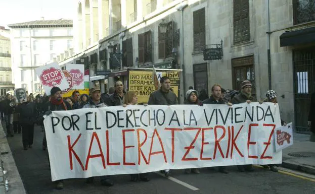 Manifestación contra los desahucios en Vitoria.
