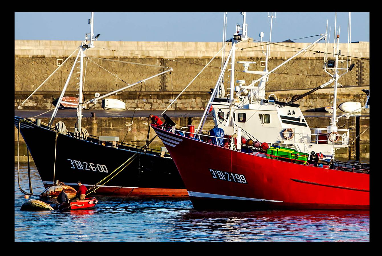 La ardua labor de los arrantzales de Bermeo