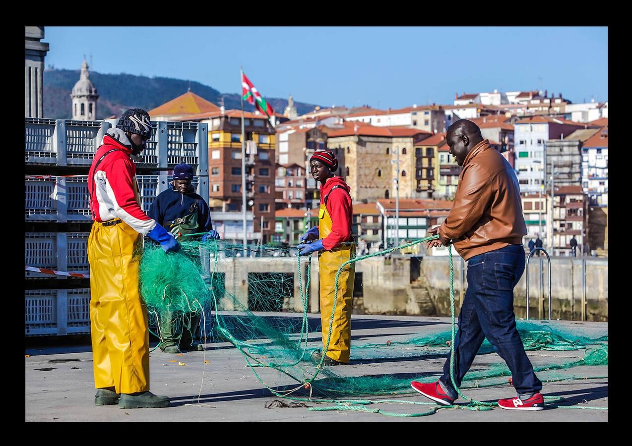 La ardua labor de los arrantzales de Bermeo