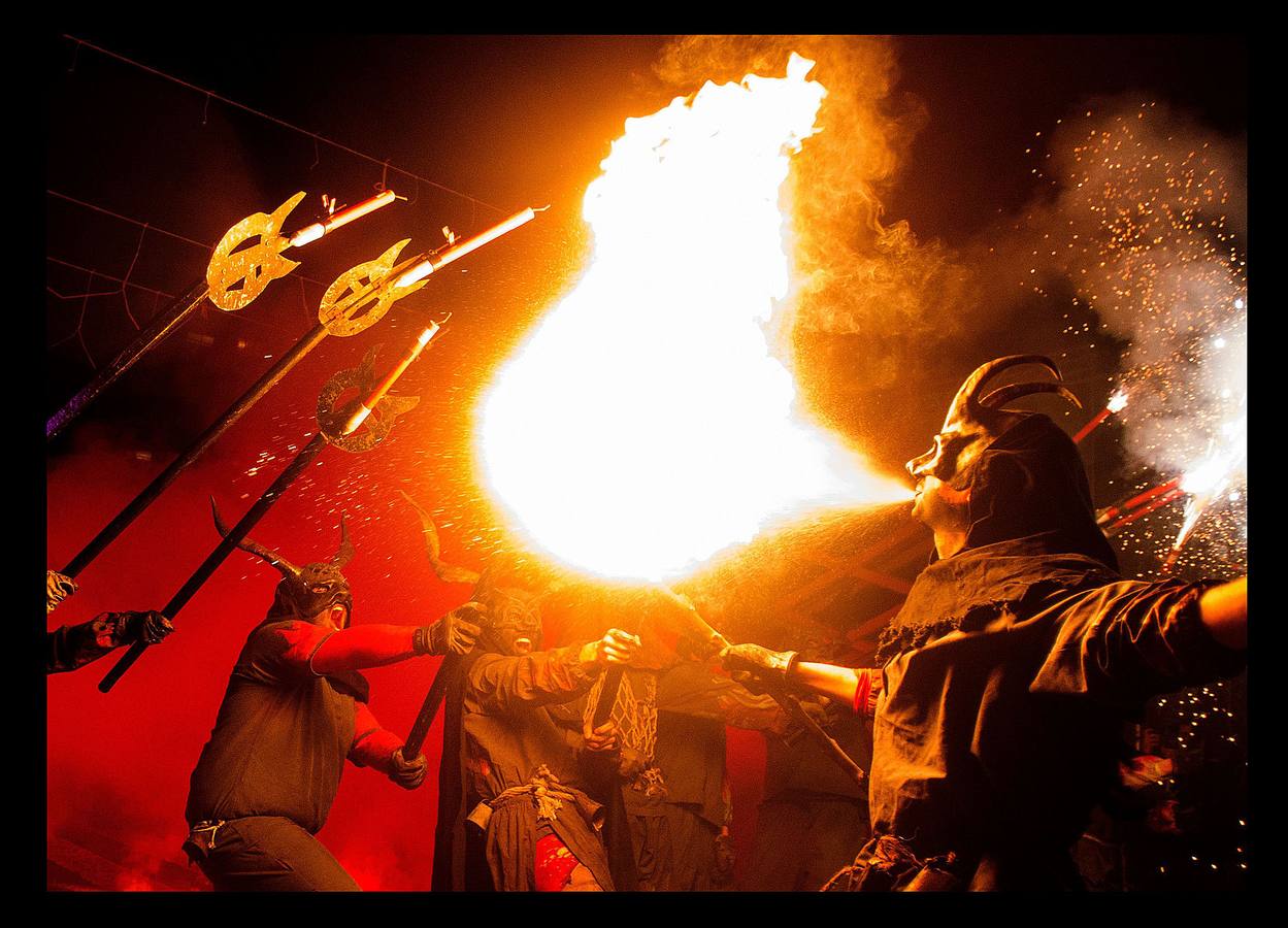 El espectáculo conocido como Correfoc, es una manifestación cultural muy popular en Cataluña, Levante y Baleares, en la que un grupo de personas, disfrazadas de demonios y seres sobrenaturales, desfilan por las calles al ritmo de sones, danzas, fuego y artefactos pirotécnicos. En Palma de Mallorca, donde se ha celebrado la fiesta en los últimos días, centenares de personas se congregaron en las calles al paso de los monstruos. Las autoridades recomendaron el cierre de puertas, ventanas y balcones, e hicieron saber que no debía emplearse agua para mitigar el calor pues la pólvora podría explotar en lugar de quemarse. Este año se han consumido más de 200 kilos de material explosivo.