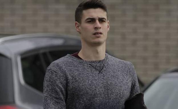 Kepa es recibido entre aplausos en Lezama