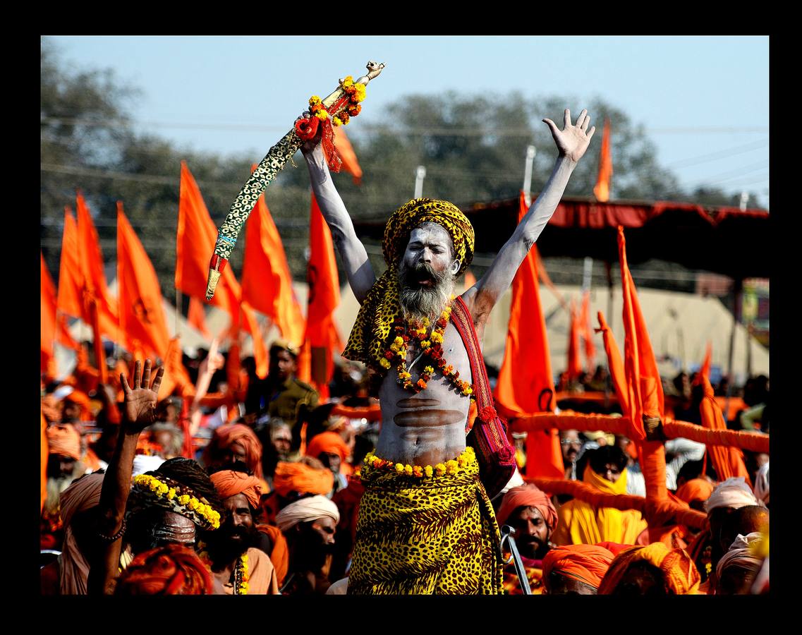 El festival Magh Mela es una de las celebraciones religiosas más importantes para los hindúes. Según su mitología, el origen del Magh Mela coincide con el del universo. La fiesta se celebra anualmente en las orillas de Triveni Sangam, en la confluencia de los ríos Ganga, Yamuna y Saraswati, cerca de Allahabad, en el estado de Uttar Pradesh. Los miles de devotos que participan en él, se alojan en improvisados campamentos o en tiendas de campaña y se bañan a diario en el río para superar los pecados previos a su nacimiento. Es habitual que participen en diversos rituales y que sólo hagan una comida al día.