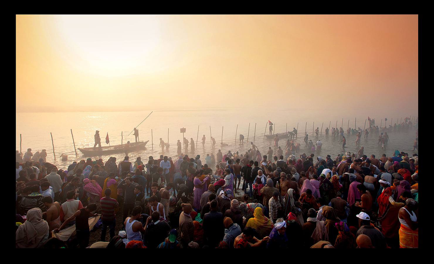 El festival Magh Mela es una de las celebraciones religiosas más importantes para los hindúes. Según su mitología, el origen del Magh Mela coincide con el del universo. La fiesta se celebra anualmente en las orillas de Triveni Sangam, en la confluencia de los ríos Ganga, Yamuna y Saraswati, cerca de Allahabad, en el estado de Uttar Pradesh. Los miles de devotos que participan en él, se alojan en improvisados campamentos o en tiendas de campaña y se bañan a diario en el río para superar los pecados previos a su nacimiento. Es habitual que participen en diversos rituales y que sólo hagan una comida al día.