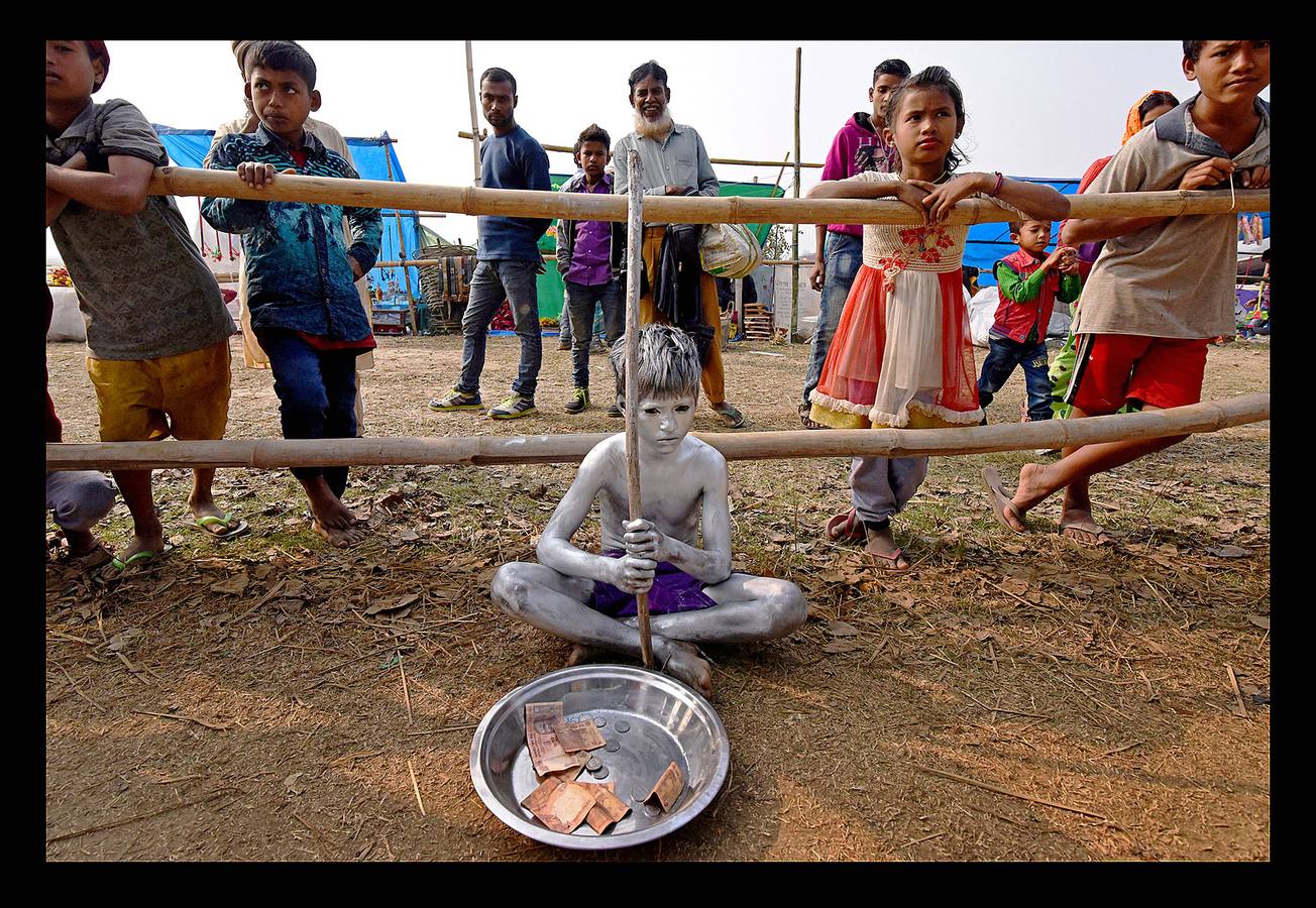 El festival Magh Mela es una de las celebraciones religiosas más importantes para los hindúes. Según su mitología, el origen del Magh Mela coincide con el del universo. La fiesta se celebra anualmente en las orillas de Triveni Sangam, en la confluencia de los ríos Ganga, Yamuna y Saraswati, cerca de Allahabad, en el estado de Uttar Pradesh. Los miles de devotos que participan en él, se alojan en improvisados campamentos o en tiendas de campaña y se bañan a diario en el río para superar los pecados previos a su nacimiento. Es habitual que participen en diversos rituales y que sólo hagan una comida al día.