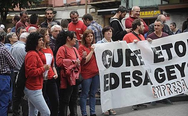 Trabajadores de Edesa, arropados por los vecinos de Basauri en otra concentración. 