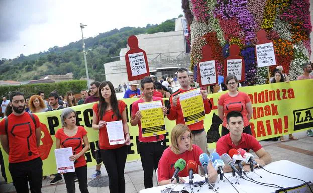 Concentracion de educadores del Guggenheim Bilbao para denuncuiar la precariedad laboral en julio de 2016.