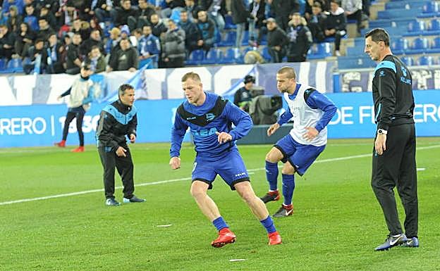 Los jugadores del Alavés calientan sobre el césped de Mendizorroza.