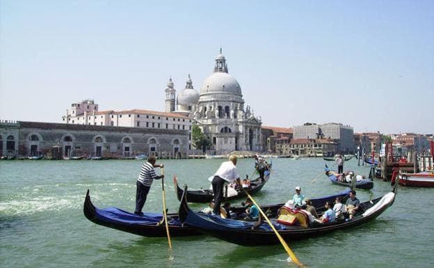 Multan a un restaurante veneciano por cobrar 1.143 euros a cuatro turistas por una comida