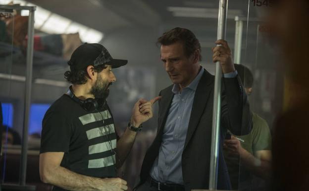 Liam Neeson junto a Jaume Collet-Serra durante el rodaje de 'El pasajero' (2018).