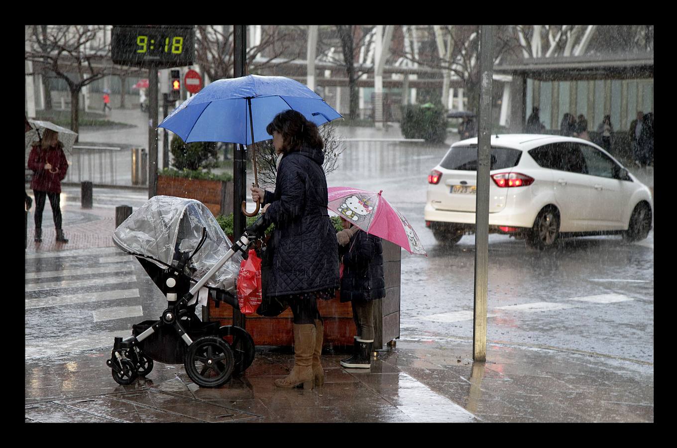 Las precipitaciones han estado presentes durante toda la mañana en forma de intervalos en la capital vizcaína