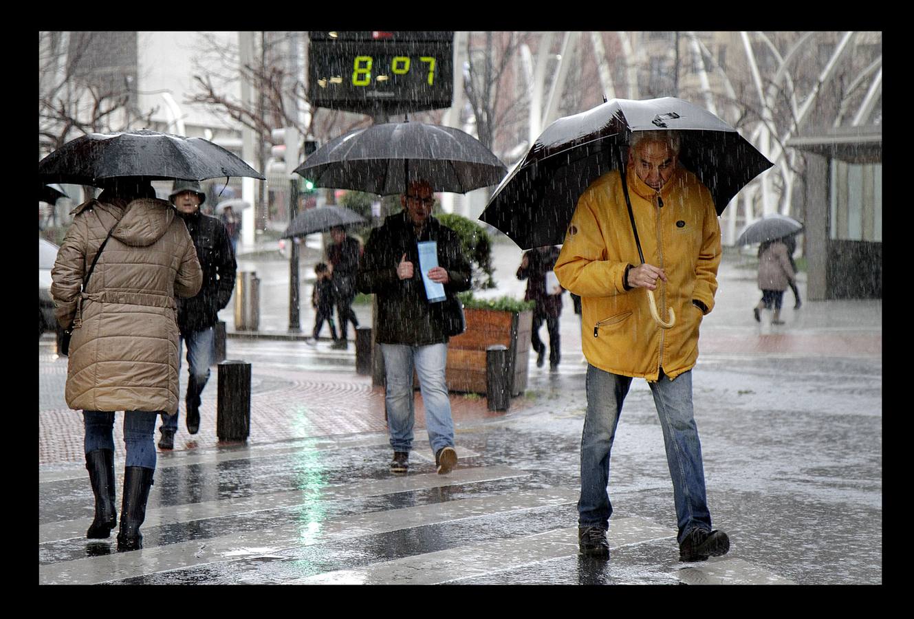 Las precipitaciones han estado presentes durante toda la mañana en forma de intervalos en la capital vizcaína