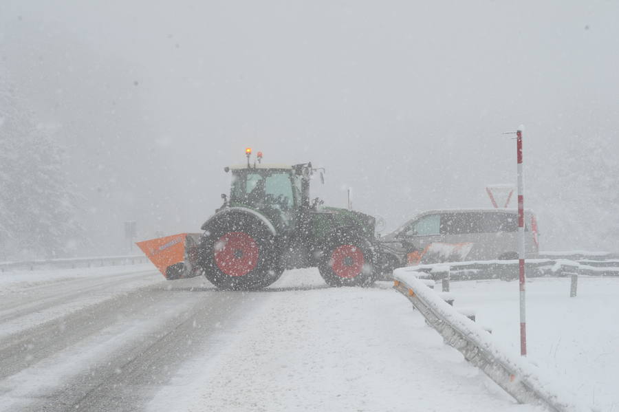 La nieve dificulta el tráfico de vehículos por algunos puertos de Álava