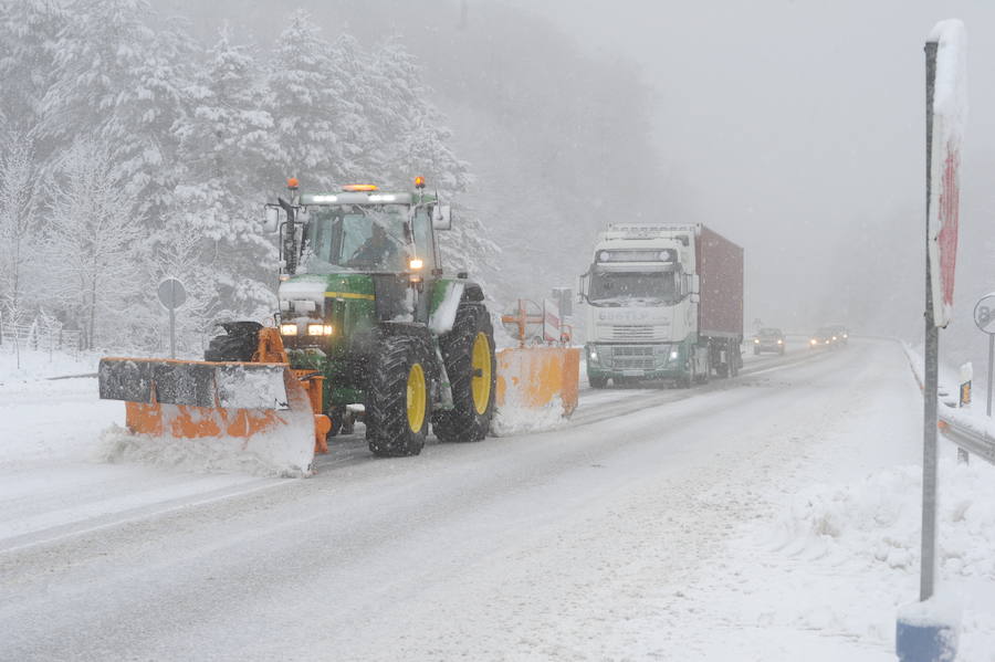 La nieve dificulta el tráfico de vehículos por algunos puertos de Álava