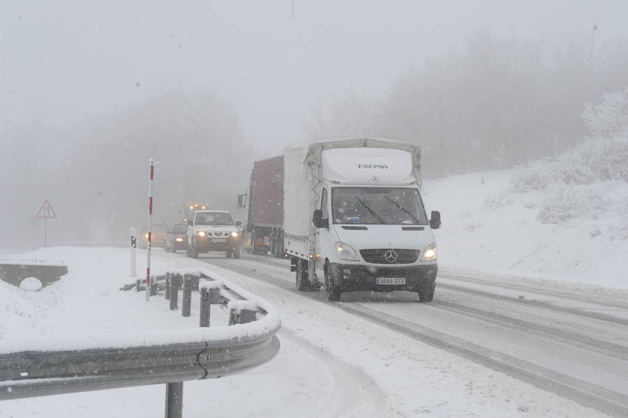 La nieve dificulta el tráfico de vehículos por algunos puertos de Álava