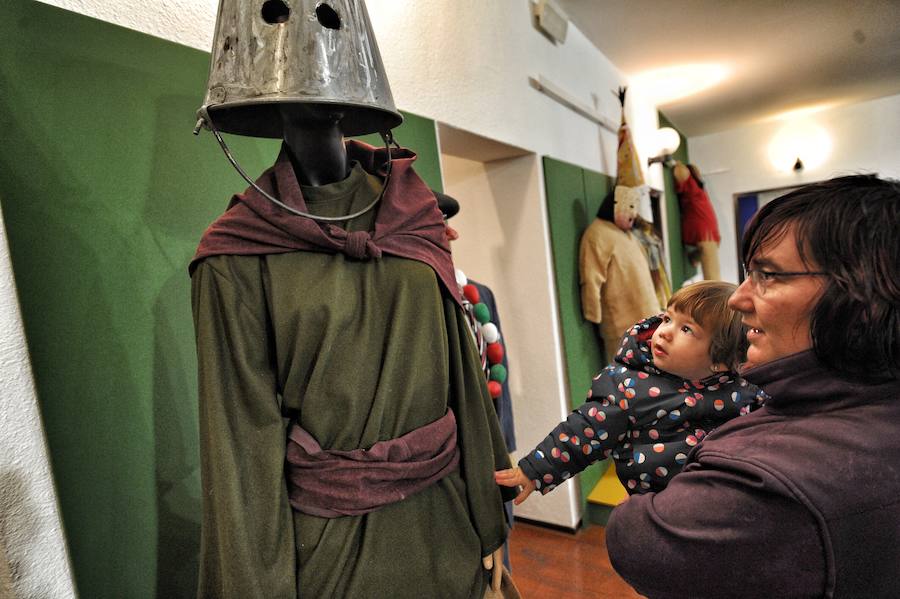 Los carnavales rurales de Álava toman el Palacio de Lazarraga en Zalduondo