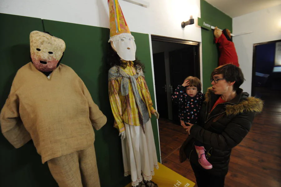 Los carnavales rurales de Álava toman el Palacio de Lazarraga en Zalduondo