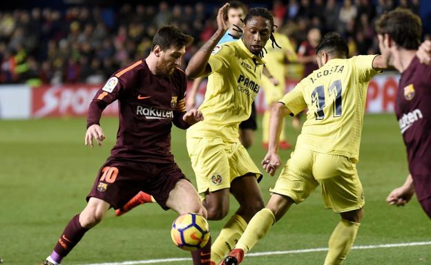 Semedo defiende a Leo Messi durante el Villarreal-Barcelona de esta temporada.