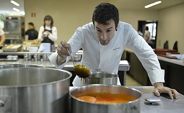 Eneko Atxa, en busca de la precisión en un caldo. 