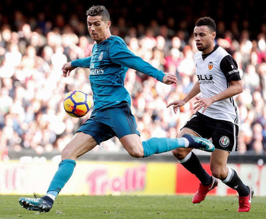 El Real Madrid venció a domicilio por 1-4 al Valencia en Mestalla en la jornada 21 del campeonato liguero. Cristiano anotó un doblete de penalti y Mina recortó distancias pero los goles de Marcelo y Kroos terminaron por dar la victoria al cuadro blanco.