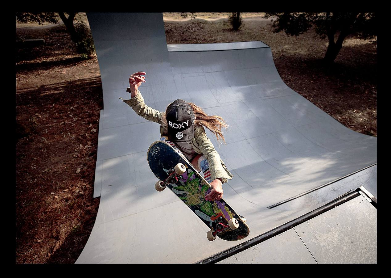 Sky Brown tiene nueve años y es considerada la 'skater' profesional más joven del mundo. Desde que comenzó a surfear sobre ruedas, con apenas tres años, los padres de esta niña de origen japonés observaron que tenía un futuro prometedor y, pese a estar aterrorizados, comprobaron que nada podían hacer para evitar que insistiera una y otra vez en realizar malabarismos sobre la tabla. Hoy, tiene seis patrocinadores y un sueño: participar en los Juegos Olímpicos de Tokio 2020, que incorporarán al 'skateboard' como nueva disciplina olímpica, junto al kárate, el surf, el béisbol y la escalada. «En ese momento tendré 12 años: va a ser genial».