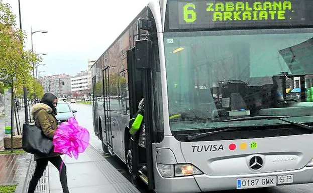 Parada de un autobús en la Avenida de Zabalgana. 