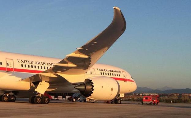 El lujoso avión de la realeza y los gobernantes de Emiratos, ayer en las pistas de ‘La Paloma’. 