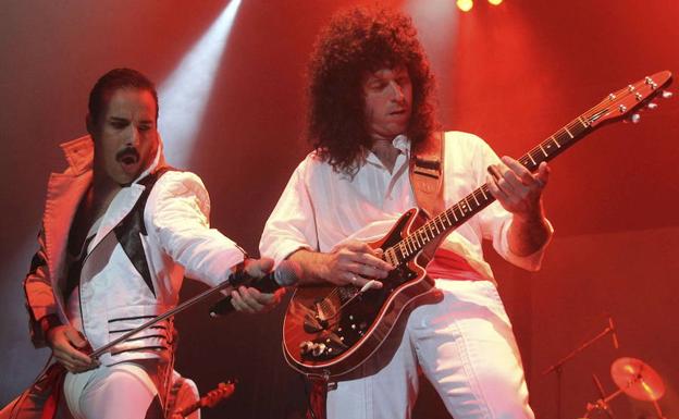 El cantante y guitarra de God Save The Queen, calcando a Freddie Mercury y Brian May. 