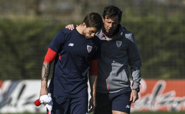 Ziganda da instrucciones a Iñigo Martínez en su primer entrenamiento como rojiblanco. 