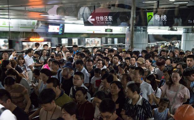 Con 700.000 viajeros al día, la estación de la Plaza del Pueblo es la más concurrida del metro de Shanghái. Reportaje fotográfico: 