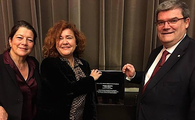 Lourdes Fernández, Nekane Alonso y Juan Mari Aburto muestran su satisfacción por el galardón recibido. 