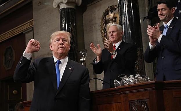 Donald Trump, aplaudido por Mike Pence y Paul Ryan.