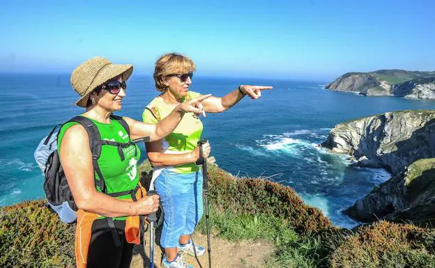 Dos excursionistas en la zona del flysch y la playa de Muriola,