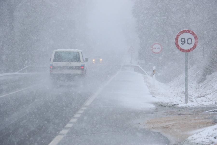 La nieve cubre de blanco el territorio alavés