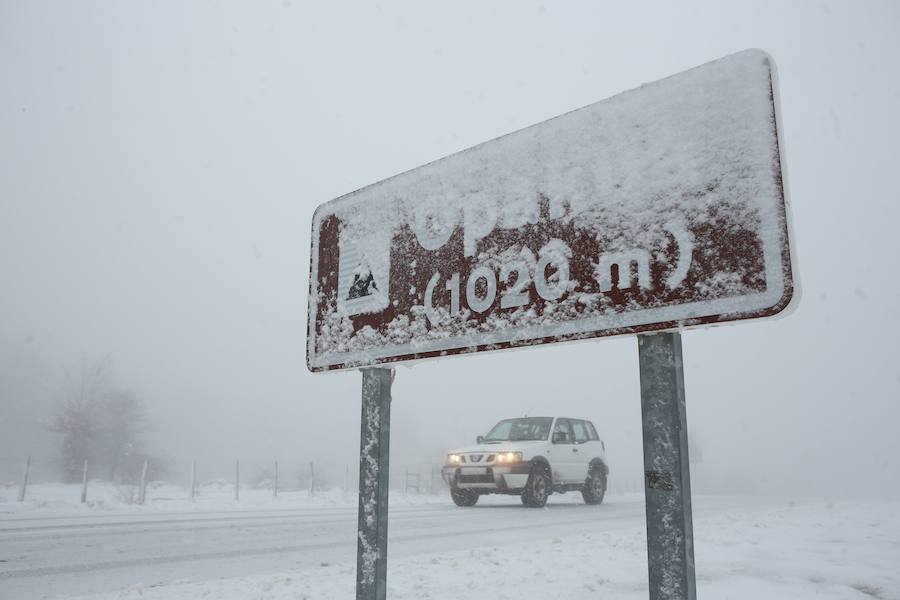 La nieve cubre de blanco el territorio alavés